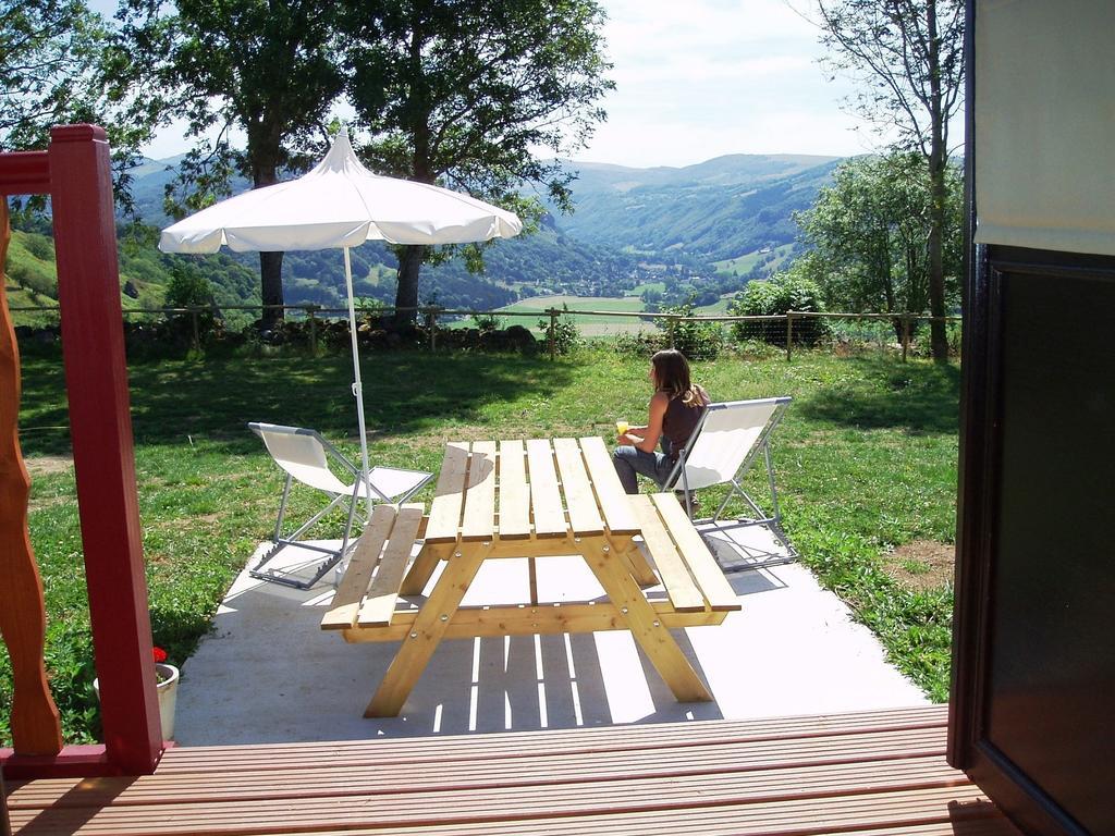 Domaine De La Chaux De Revel Guest House Saint-Martin-Valmeroux Exterior foto